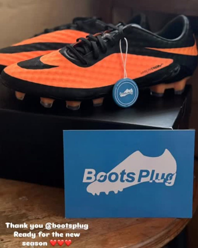 Kunde beim Auspacken einer Bestellung von Boots Plug