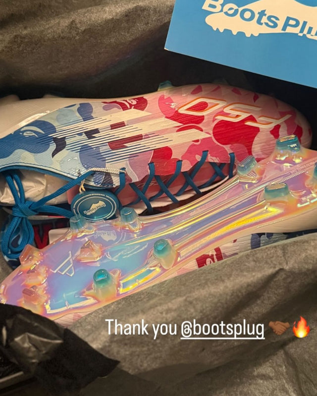 Kunde beim Auspacken einer Bestellung von Boots Plug