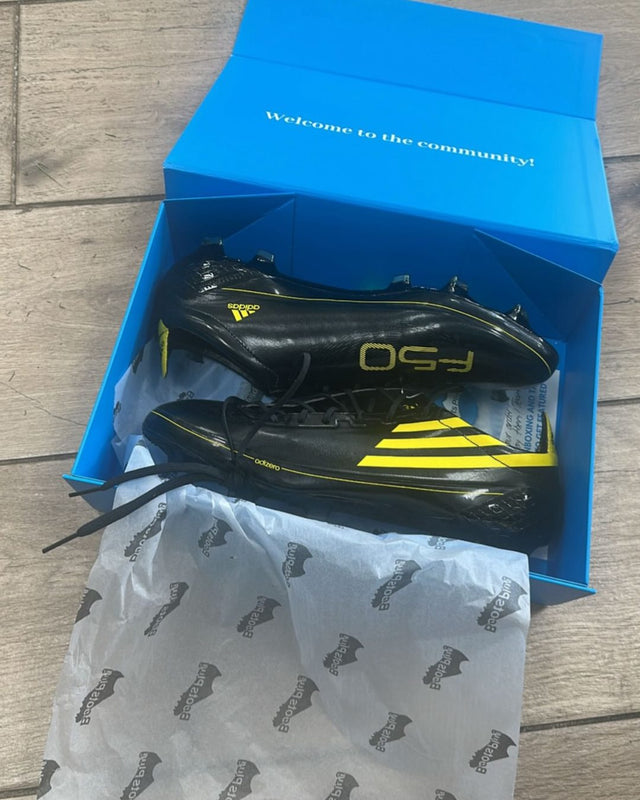 Kunde beim Auspacken einer Bestellung von Boots Plug