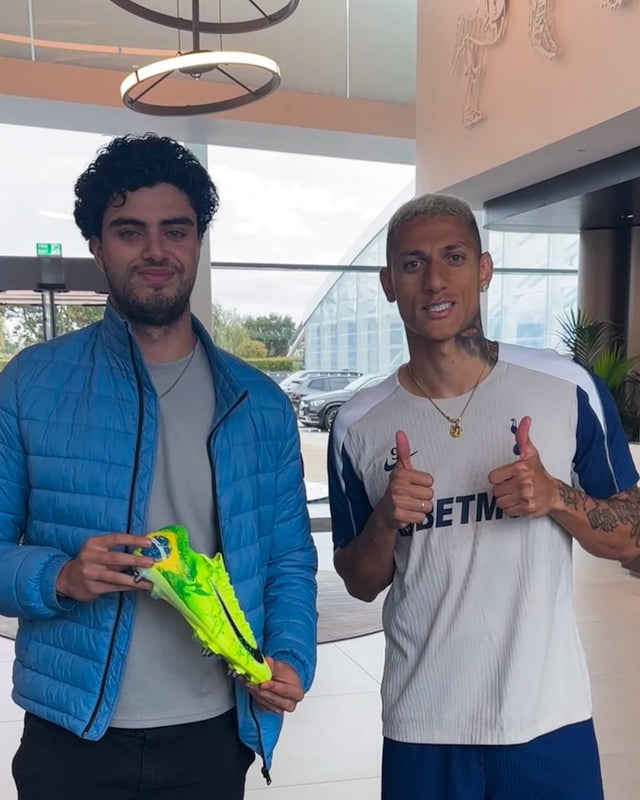 Fußballer mit einem Paar von Boots Plug