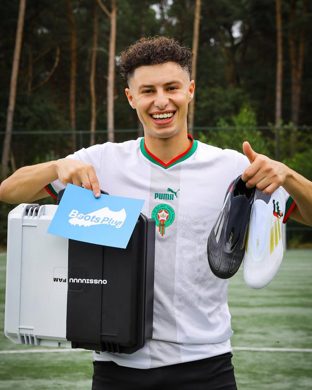 Fußballer mit einem Paar von Boots Plug