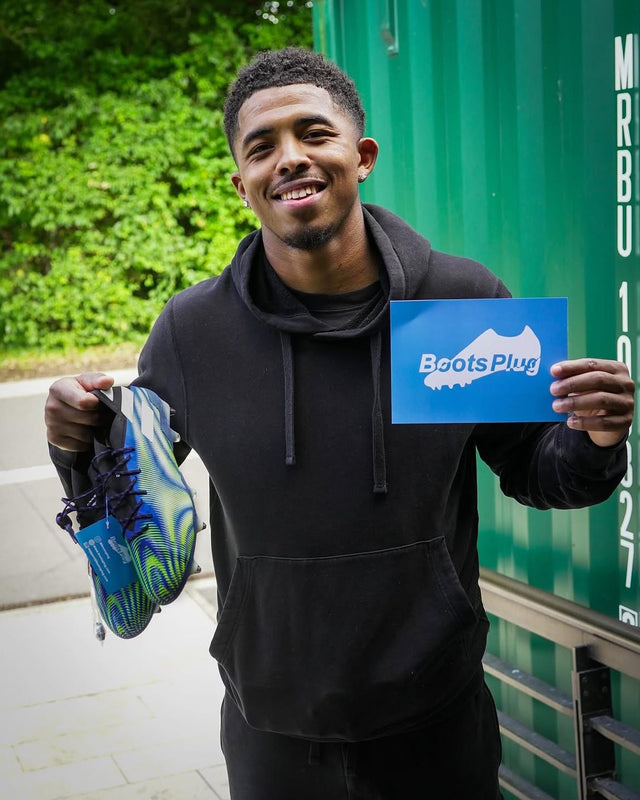 Fußballer mit einem Paar von Boots Plug