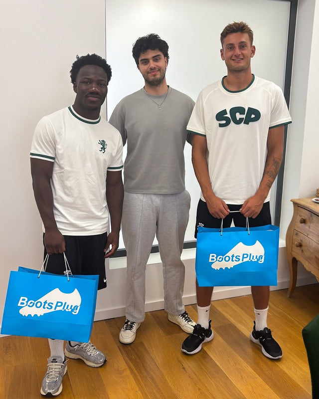 Fußballer mit einem Paar von Boots Plug